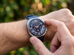 Einige Besitzer der Samsung Galaxy Watch Ultra aus den Jahren 2024 und 2025 berichten über Probleme mit der oberen Gehäuseabdeckung und der Lünette