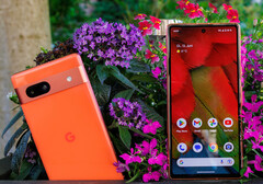 Zusammen mit den Pixel Buds A kostet das Google Pixel 7a aktuell nur 449 Euro (Bild: Daniel Schmidt)