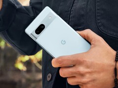 Das Google Pixel 7a wird in schickem Blau angeboten, neben Weiß, Schwarz und Rot. (Bild: Roland Quandt)