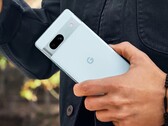 Das Google Pixel 7a wird in schickem Blau angeboten, neben Weiß, Schwarz und Rot. (Bild: Roland Quandt)