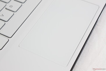 Das Clickpad (10,5 x 6 cm) ist kleiner als beim XPS 15, aber die integrierten Tasten sind fester und weniger schwammig
