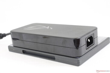 Großes 280-W-Netzteil. Langsamere Ryzen-7-Modelle bekommen stattdessen ein 240-W-Netzteil.