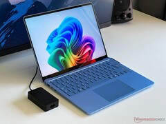 Der Microsoft Surface Laptop 7 wird aktuell günstiger denn je angeboten. (Bildquelle: Notebookcheck)
