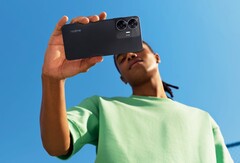 Das Realme C55 wird wahlweise in Schwarz oder mit einem Farbverlauf von Rot auf Grün angeboten. (Bild: Realme)