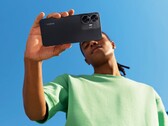 Das Realme C55 wird wahlweise in Schwarz oder mit einem Farbverlauf von Rot auf Grün angeboten. (Bild: Realme)
