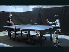Ein mit HITTER ausgestatteter Unitree G1 Roboter spielt Tischtennis (Bildquelle: Hybrid Robotics via YouTube; bearbeiteter Screenshot)