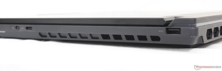 Rechts: (elektronischer) Webcam-Shutter, USB-C 3.2 Gen. 1, USB-A 3.2 Gen. 1
