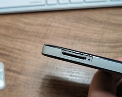 Unsere Versuche, das Gehäuse zu öffnen, hinterlassen Spuren.