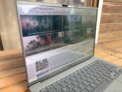 Im Freien (heller Tag, kein direktes Sonnenlicht)