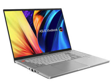 Das Vivobook Pro 15X in silber von vorne (Bild: Asus)