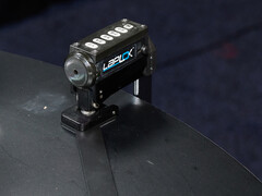 Laplok mit Bedienfeld und eingehängtem Adapter. (Foto: Andreas Sebayang/Notebookcheck.com)