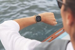 Bei Amazon gibt es aktuell diverse Smartwatches und Tracker von Fitbit im Angebot. (Bild: Amazon)