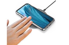 Kleiner konstanter Rand ums Display und Wireless Charging - das Galaxy S10 Lite von Samsung.