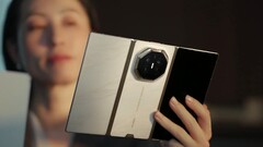 Das Huawei Mate XT2 wird es neben der Hauptfarbe Violett auch in den Farben Gold/Weiß und Gold/Schwarz geben.