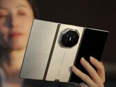 Das Huawei Mate XT2 wird es neben der Hauptfarbe Violett auch in den Farben Gold/Weiß und Gold/Schwarz geben.