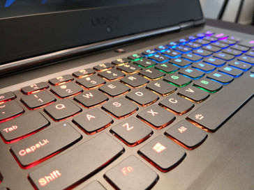 Y730 mit einer RGB-LED pro Taste