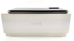 Xiaomi Mi 9 SE Smartphone überzeugt im Test durch seine kompakten Abmessungen. 