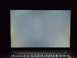 Moderates Backlight Bleeding