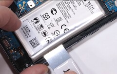 Das LG G8 ist mit seinem Akku verheiratet, wie JRE im Teardown-Video zeigt.