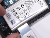 Das LG G8 ist mit seinem Akku verheiratet, wie JRE im Teardown-Video zeigt.