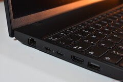 Das Lenovo ThinkPad L16 Gen 2 AMD mit dem AMD Ryzen 5 Pro 215.