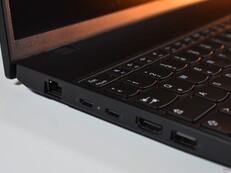 Das Lenovo ThinkPad L16 Gen 2 AMD mit dem AMD Ryzen 5 Pro 215.