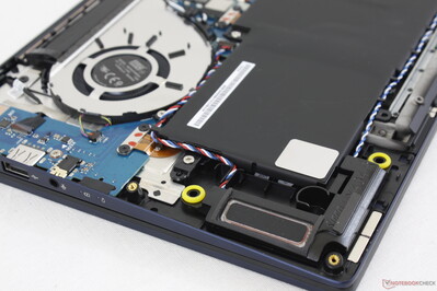 Lautsprecher in der Nähe der vorderen Ecken. Hohe Lautstärkeeinstellungen führen dazu, dass die Handballenauflagen bei Berührung vibrieren.