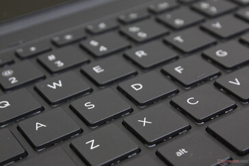 Festeres Tastatur-Feedback mit tieferem Hub als beim XPS 13 oder Razer Blade Stealth