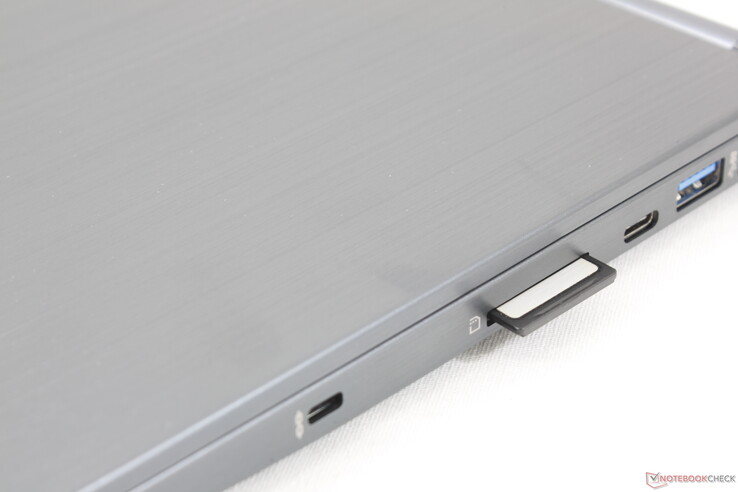 Eine vollständig eingesteckte SD-Karte steht immer noch einige Millimeter aus dem Gehäuse hervor