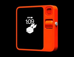 Der Rabbit R1 packt die Hardware eines Einsteiger-Smartphones ins orange Gehäuse. (Bild: Rabbit)