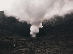 Ein Bild, das Rauch zeigt, der aus einem Vulkan entweicht. (Bildquelle: Roman Kirienko – Pexels)