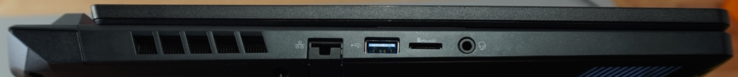 Anschlüsse links: 1-Gbit-LAN, USB-A (5 Gbit/s), microSD-Slot, Headset