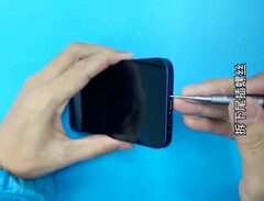 Das iPhone 12 lässt sich mithilfe eines Schraubendrehers und kräftiger Saugnäpfe recht schnell öffnen. (Bild: Hic Tech / YouTube)