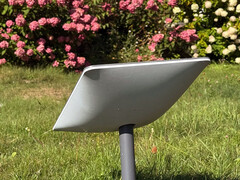 Eine standardmäßige Starlink-Schüssel auf einer Wiese. (Bildquelle: Rose/X)