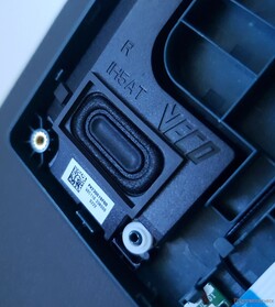 Nach unten gerichtete 2W-Stereolautsprecher