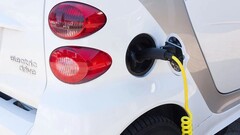 Finanztest: Stromtarife für E-Autos von regionalen Anbietern oft günstiger.
