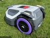 Heck des Mähroboters, Griff auf der Unterseite