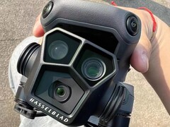 Insektenauge: Wie riesig die Triple-Cam in der neuen DJI Mavic 3 Pro Drohne ist, zeigt ein erstes Hands-On-Bild.