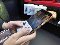 Der neue Controller wird an der Unterseite des Telefons befestigt und verwandelt es so in einen Game Boy-ähnlichen Handheld. (Bildquelle: @yoshivesmovie auf X)