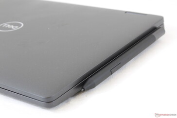 Der Aktivstylus wird nicht an der linken, sondern an der rechten Seite befestigt. Das bedeutet, dass man sich von all den Anschlüssen, die er dann blockiert, verabschieden kann