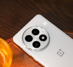 Der Nachfolger zum hier abgebildeten OnePlus 13 steht in den Startlöchern (Bildquelle: Zhou Jiahuiang)