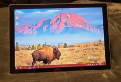 Kein Thunderbolt 4 und unverändertes Design: Ein Surface Pro 8 Prototyp zeigt mehr von sich und seinen Interna.