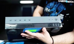 Das Entwickler-Kit für die Xbox Series X besitzt ein Display auf der Vorderseite. (Bild: Gamers Nexus)