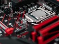 Die neuesten Intel-Chipsätze der 500er-Serie unterstützen schnelleren Arbeitsspeicher und USB 3.2 Gen 2x2. (Bild: Christian Wiediger)