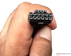 Der berüchtigte 12VHPWR-Adapter nach diversen Runden an Benchmarks und Stresstests