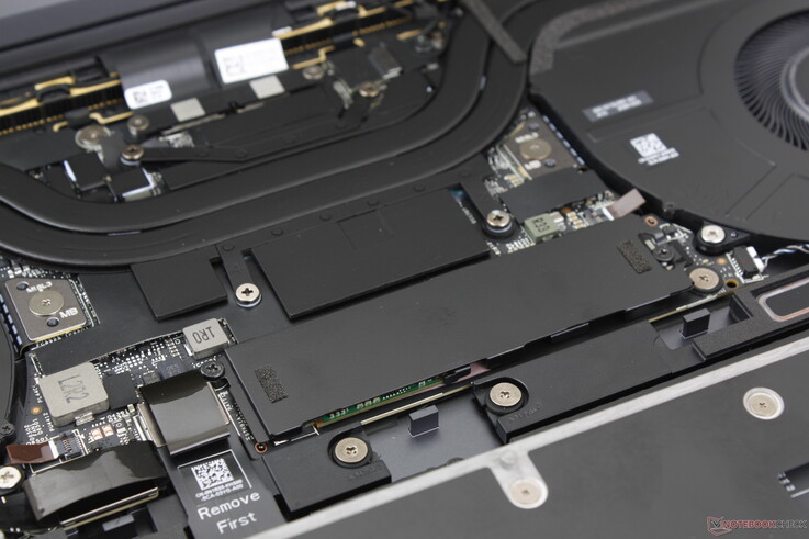 Eine SSD-Wärmeableitung ist enthalten