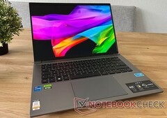 Günstiger und kompakter Creator-Laptop Acer Swift X 14 mit hellem 2.8K-OLED-Display und RTX 4050 hat Probleme mit der Kühlung (Bild: Andreas Osthoff)