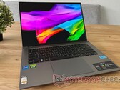 Günstiger und kompakter Creator-Laptop Acer Swift X 14 mit hellem 2.8K-OLED-Display und RTX 4050 hat Probleme mit der Kühlung (Bild: Andreas Osthoff)