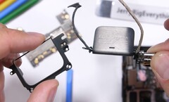 Das Zenfone 6 von Asus wird nach dem Durability-Test ordnungsgemäß zerlegt.