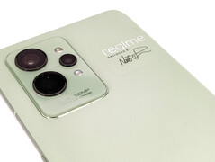 Die gut aussehende, strukturierte Rückseite ist nur einer der Gründe, warum das realme GT 2 Pro im Test fast ein